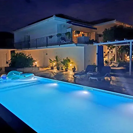 Luxury Sentada Willa *